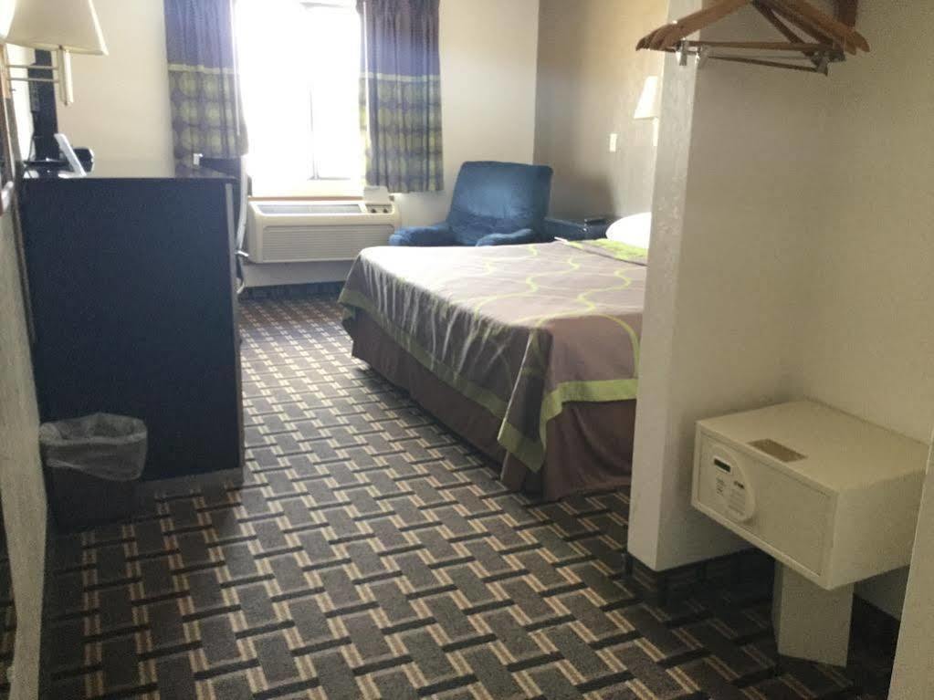 Super 8 By Wyndham Wayne Hotel Exterior photo